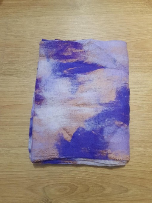 Echarpe en feutre et soie sari recyclé violet mauve