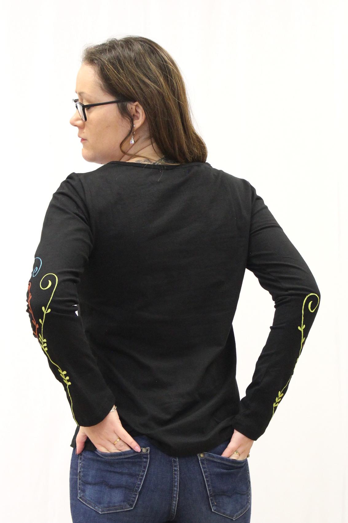 Haut noir avec broderies